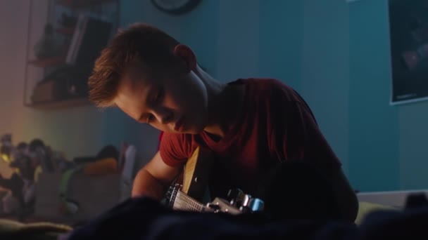 Adolescente tocando guitarra à noite — Vídeo de Stock