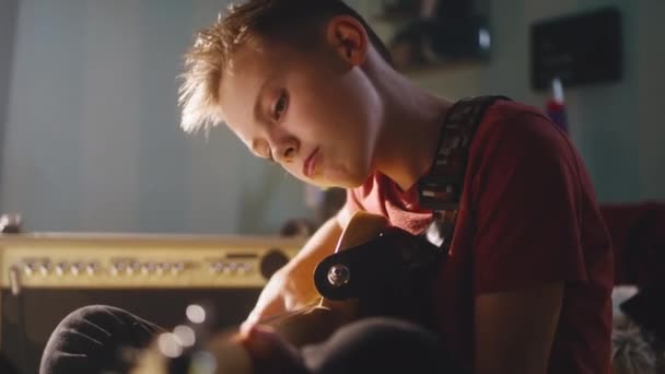 Grave adolescente che suona la chitarra elettrica — Video Stock