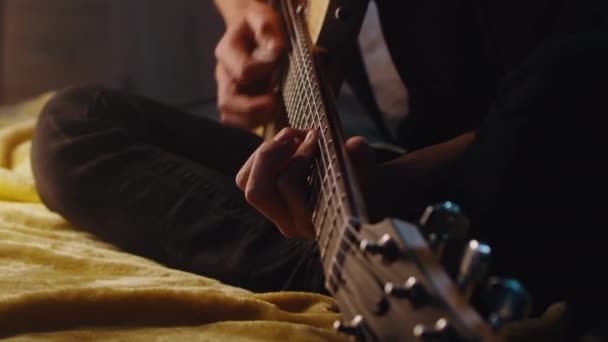 Crop nastolatek gitarzysta próby wieczorem — Wideo stockowe