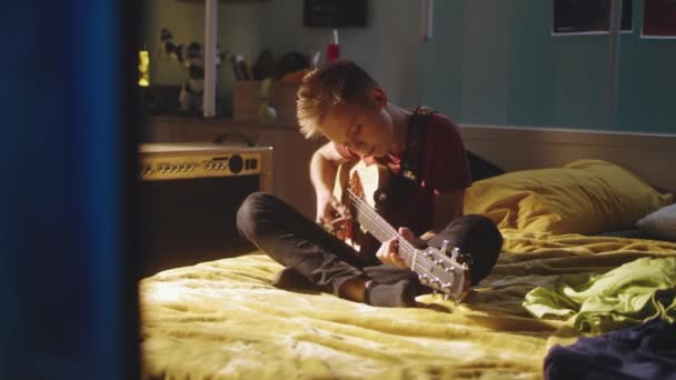 Teenager suonare la chitarra vicino amplificatore — Video Stock