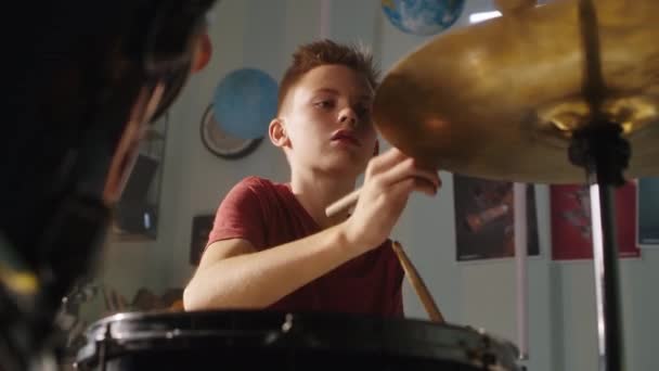 Adolescente tocando bateria em casa — Vídeo de Stock