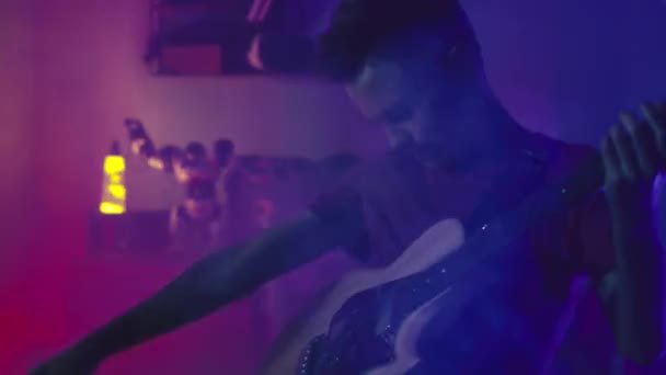 Tiener rocker spelen gitaar in rook — Stockvideo