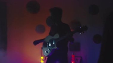 Genç rockçı ev konserinde seyirciyi kendine çekiyor