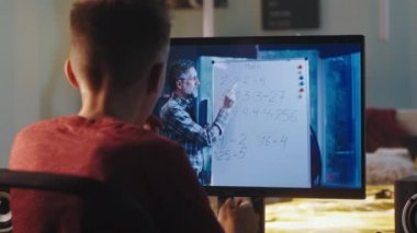 Çevrimiçi matematik dersine katılan genç.