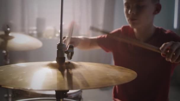 Tonåring spelar trummor på dagtid — Stockvideo