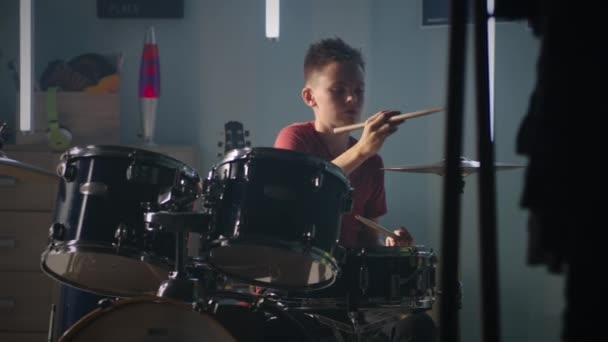 Adolescent batteur séance d'entraînement à la maison — Video