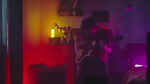Guitarrista adolescente teniendo concierto de rock en casa — Vídeo de stock