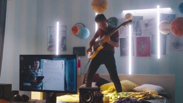 Adolescent jouer de la guitare électrique pendant la leçon en ligne — Video