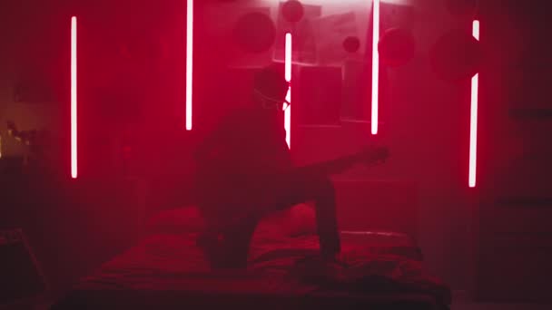 Tini rocker gitározik füstben — Stock videók