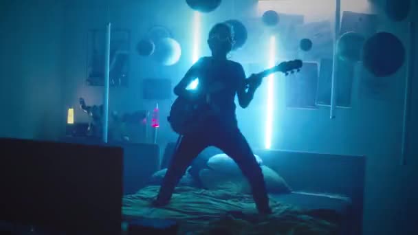 Cool tonåring spelar gitarr i sovrummet — Stockvideo