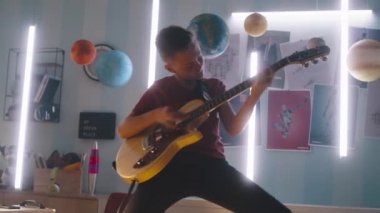 Online derste rock 'çı gibi davranan genç.