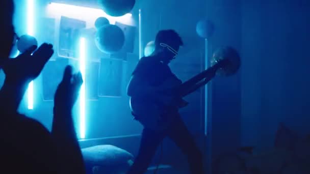 Teenager hraje na kytaru pro rodinu — Stock video