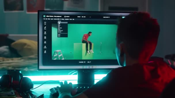 Підліток використовує 3D програмне забезпечення на комп'ютері — стокове відео
