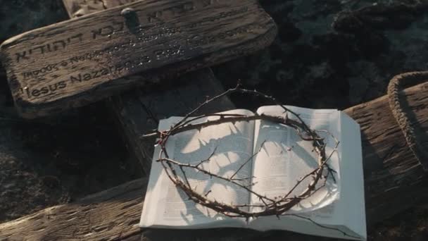 Bíblia e coroa de espinhos na cruz — Vídeo de Stock