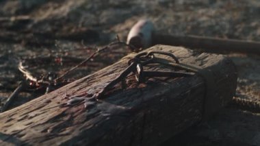 Çarmıha gerildikten sonra çarmıh ve çiviler