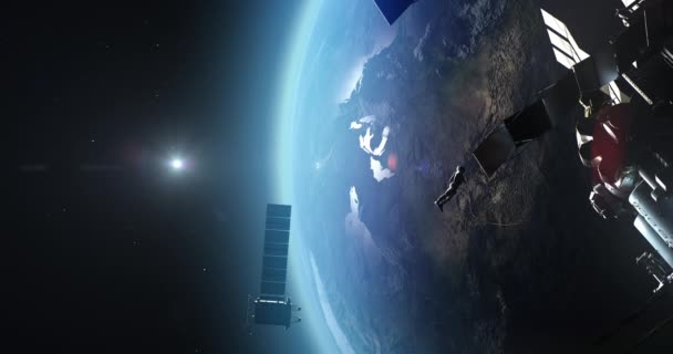 Un astronaute répare un satellite sur Terre — Video