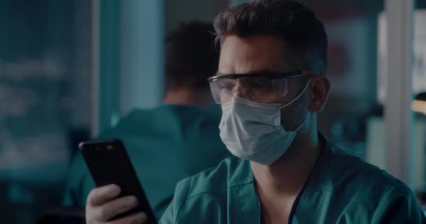 Männlicher Arzt entsperrt Smartphone mit Gesichtsscanner — Stockvideo
