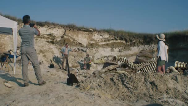 Archeologen werken op graafplaats — Stockvideo
