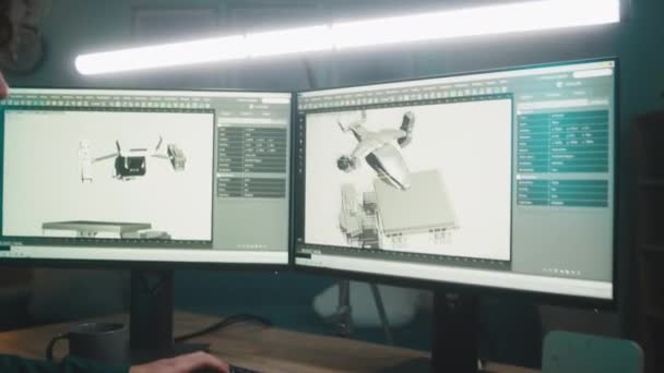 Hombre diseñador 3D trabajando por la noche — Vídeos de Stock