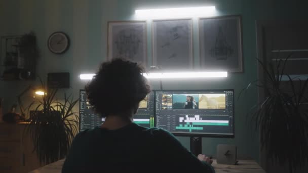 Video editor pracující v tmavé domácí kanceláři — Stock video