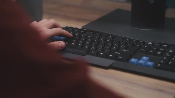 Ekin adam evde bilgisayar kullanıyor. — Stok video