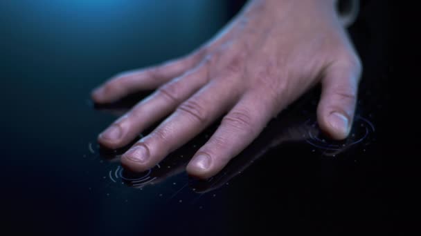 Человек с урожая делает сканирование отпечатков пальцев — стоковое видео