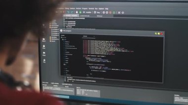 İş için bilgisayar kullanan isimsiz programcı