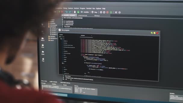 Programador anônimo usando computador para o trabalho — Vídeo de Stock