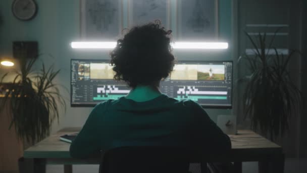 Mužský editor sledující záběry během práce — Stock video
