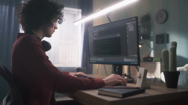 Programador masculino trabajando en casa — Vídeos de Stock