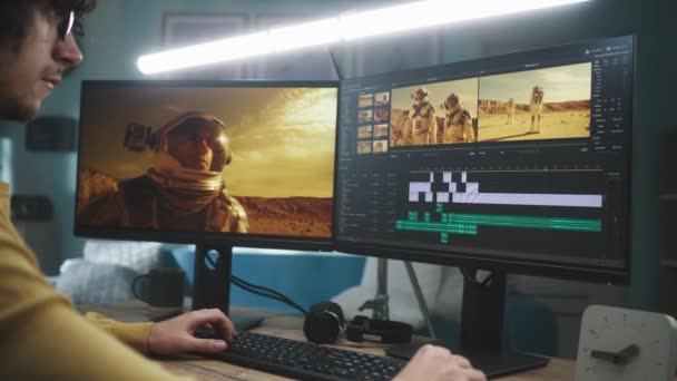 Zaostřený muž editace astronaut videa — Stock video