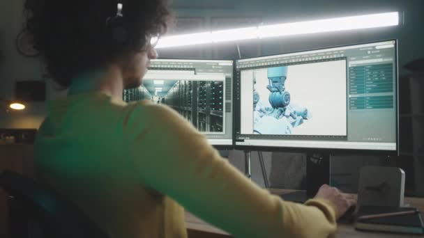 ロボットの3Dモデルを作成する男性デザイナー — ストック動画