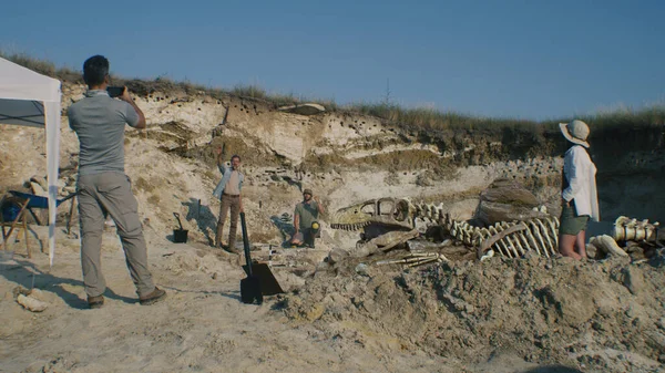 Archeolodzy pracujący na wykopaliskach — Zdjęcie stockowe