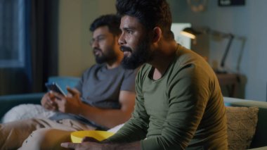 Hintli taraftar arkadaşlarıyla bahisleri tartışıyor