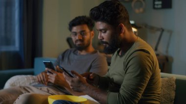 Hintli taraftar arkadaşlarıyla bahisleri tartışıyor