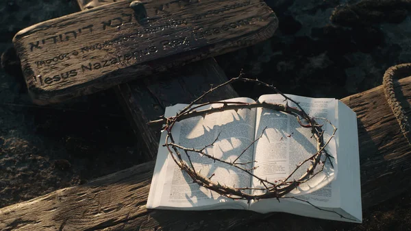 Bibel und Dornenkrone am Kreuz — Stockfoto