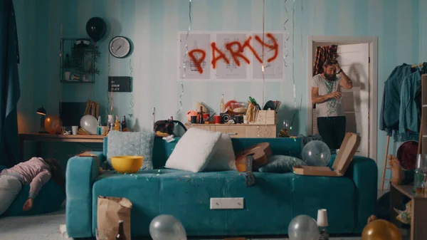 Hombre borracho entrando en la habitación después de la fiesta — Foto de Stock