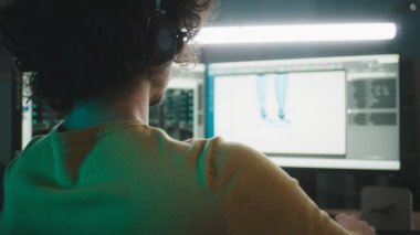 3D modelleme yazılımı ile çalışan adam