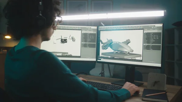 Mężczyzna freelancer renderowania 3D model z samolotów — Zdjęcie stockowe