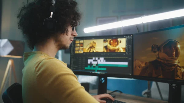 Man editing video thuis — Stockfoto