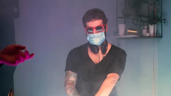DJ v masce pracující během pandemické párty — Stock fotografie