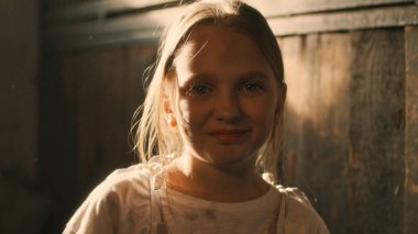 Köy ahırında pozitif kız.