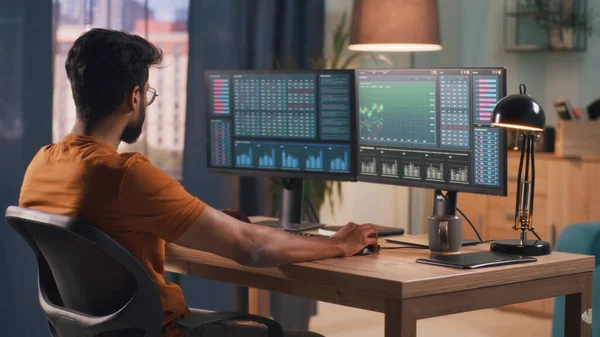 Hombre indio analizando gráficos de stock en computadora — Foto de Stock