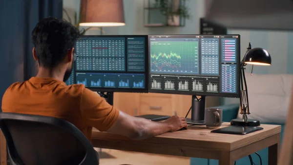 Indiano homem analisando gráficos de ações no computador — Fotografia de Stock