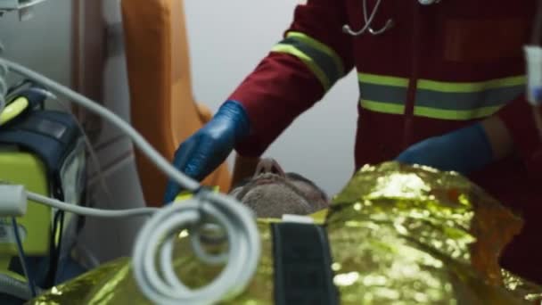 Crop paramedics reanimating patient in van — Stock Video