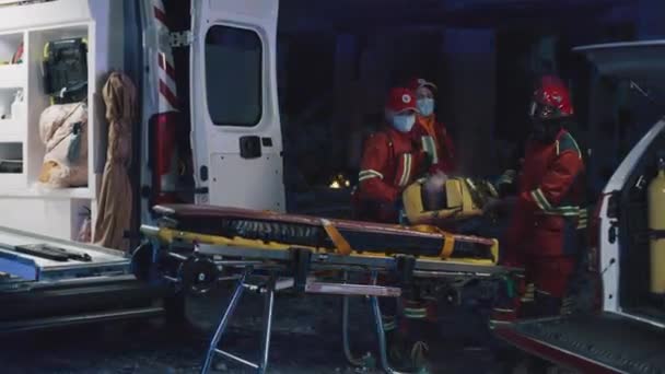Zdravotníci přepravující pacienta v noci — Stock video