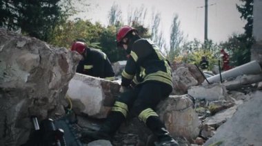 İnşaat harabelerinde acil servis çalışanları
