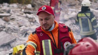 Sağlık görevlisi depremden sonra iş arkadaşlarıyla konuşuyor
