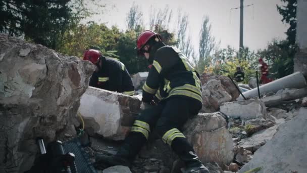 건물 붕괴 현장에서 구조 대원들 — 비디오