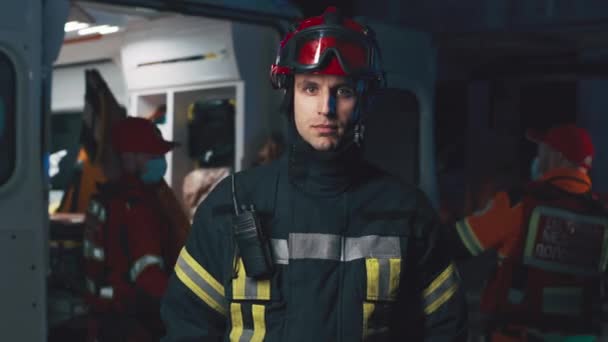 Rescate masculino en sitio de emergencia — Vídeos de Stock